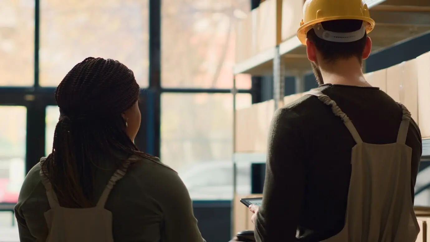 Lagerarbeiter erledigen Abholaufträge.